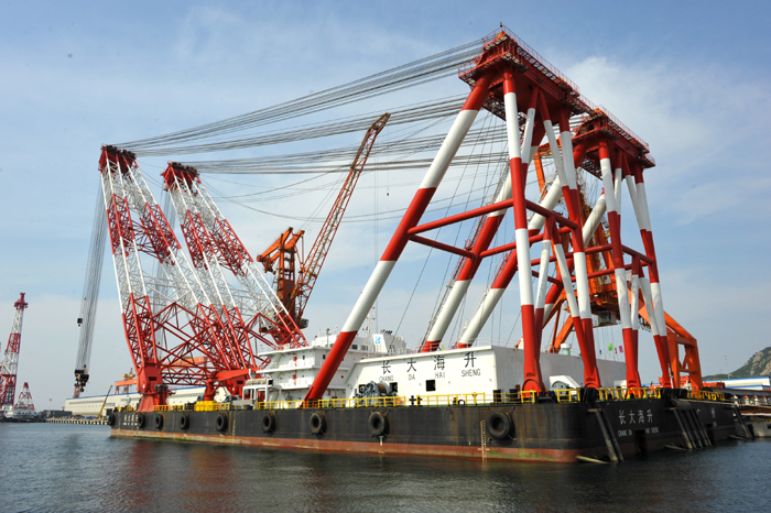 3200t double-cantilever luffing-type floating crane