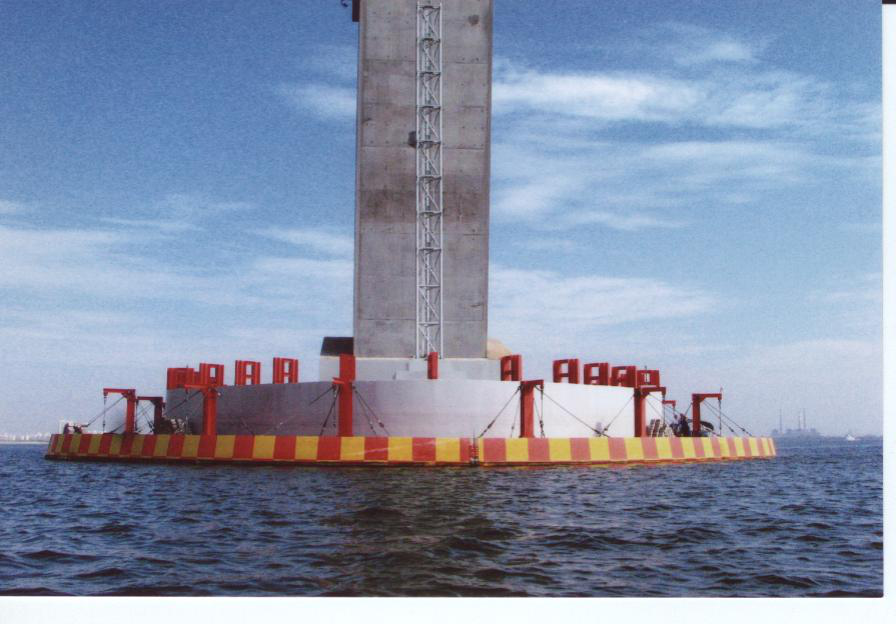 Anti-collision facilities for the main piers of Zhanjiang Bay Bridge