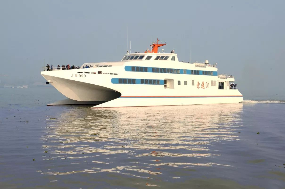 Whole aluminium alloy wave piercing catamaran